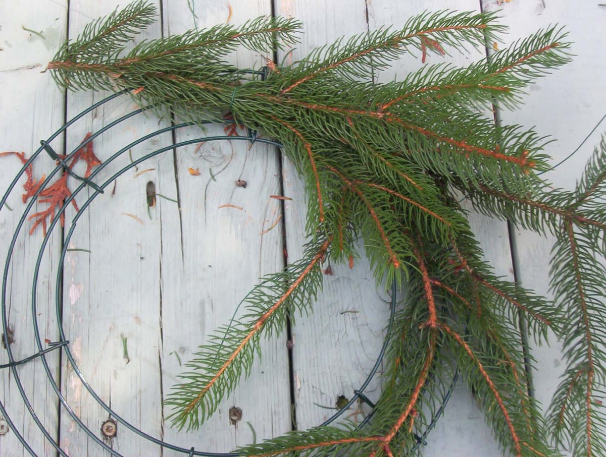 DIY Christmas wreath - overlap branches