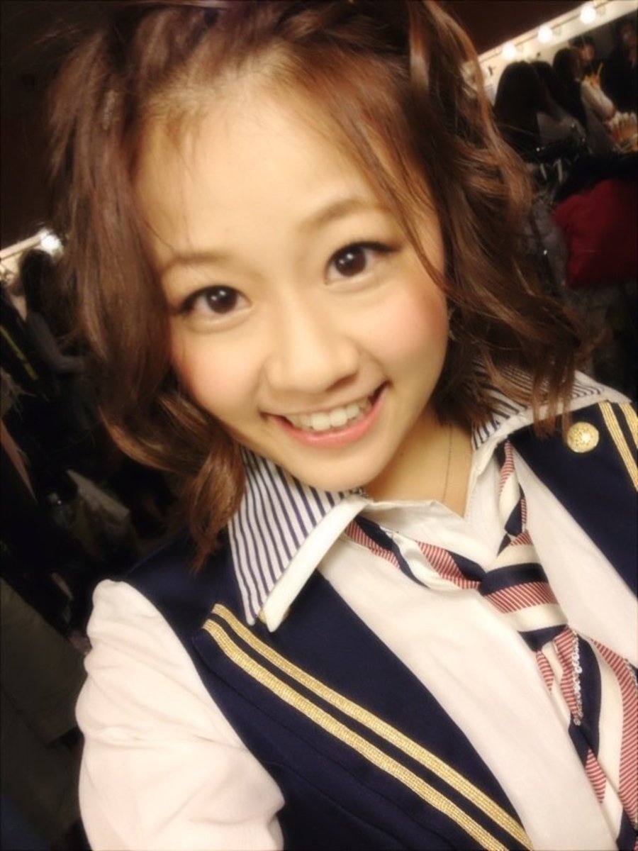 Haruka Shimada is dressed in a traditional school uniform.