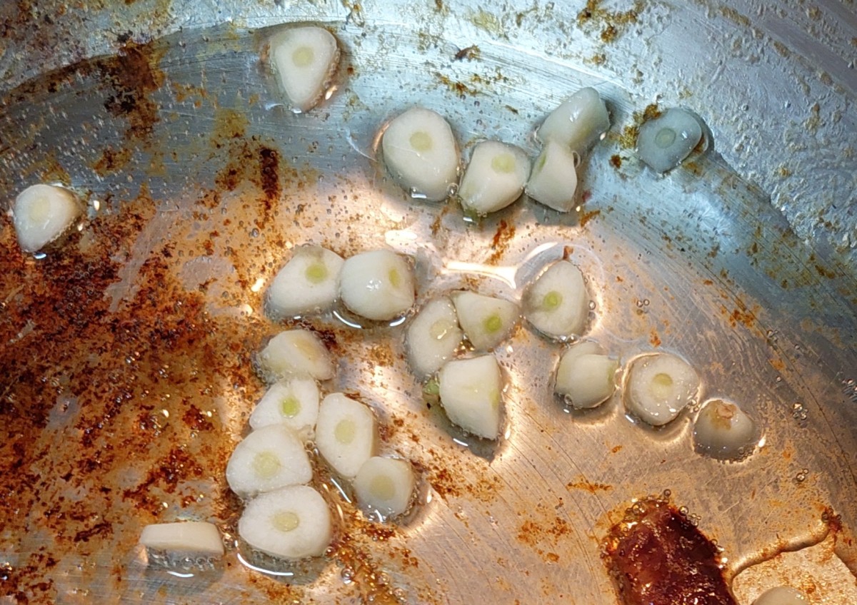 In a pan add 1-2 teaspoons of oil and add chopped garlic cloves. Fry for a few seconds. 