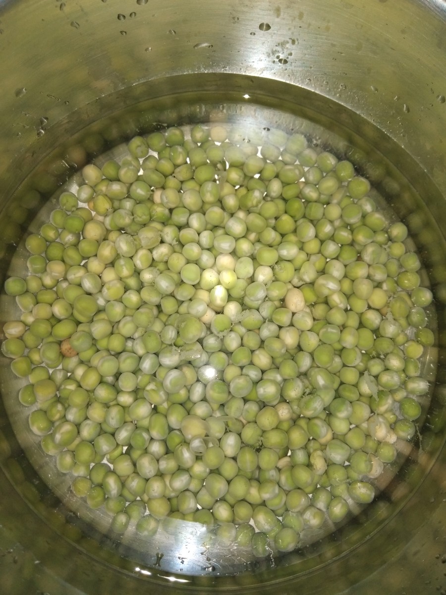 Soak a cup of dry green peas for 5-6 hours or leave overnight.