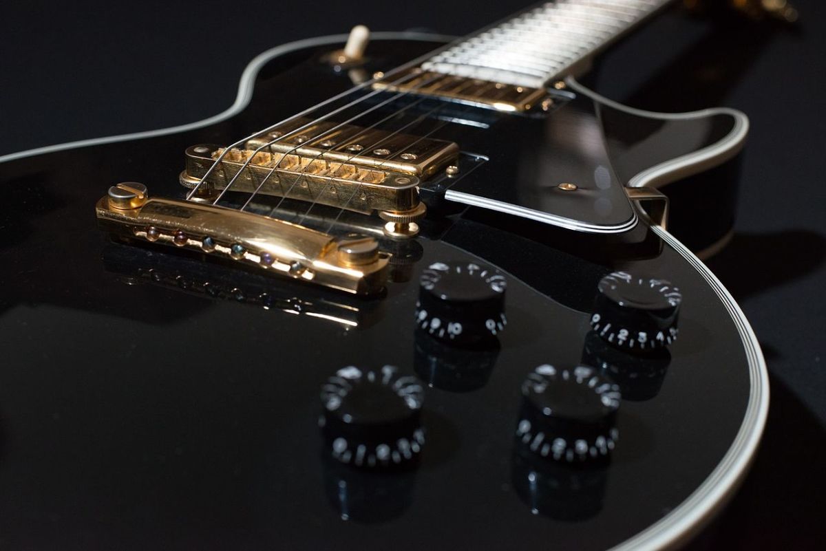 The Epiphone Les Paul Custom Classic PRO was based on the legendary Gibson Les Paul Custom.