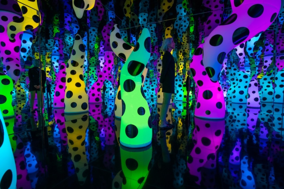 Kusama, Yayoi. (2013). LOVE IS CALLING [Metal, vinyl, mirrored glass, wood, acrylic panel, and ceramic tile]. Musée National d'Art Moderne.