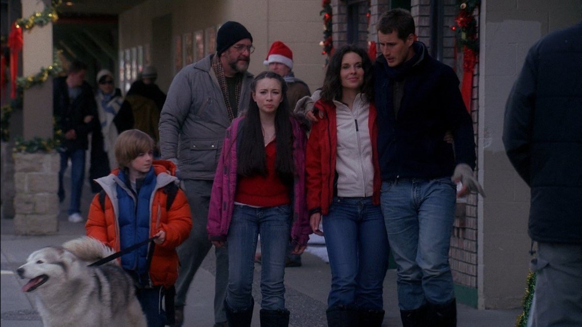 The Webster family (Cody the dog, Ryan Grantham, Jodelle Ferland, Holly Elissa and Brendan Fehr) do some holiday shopping while searching for a Christmas tree
