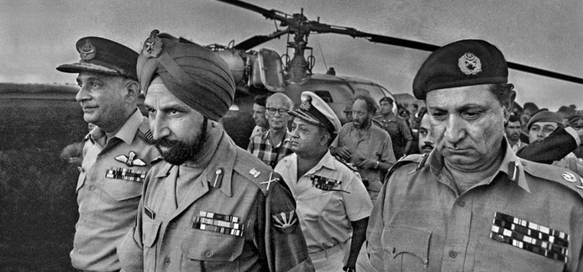 Indian commander being received by Gen Niazi