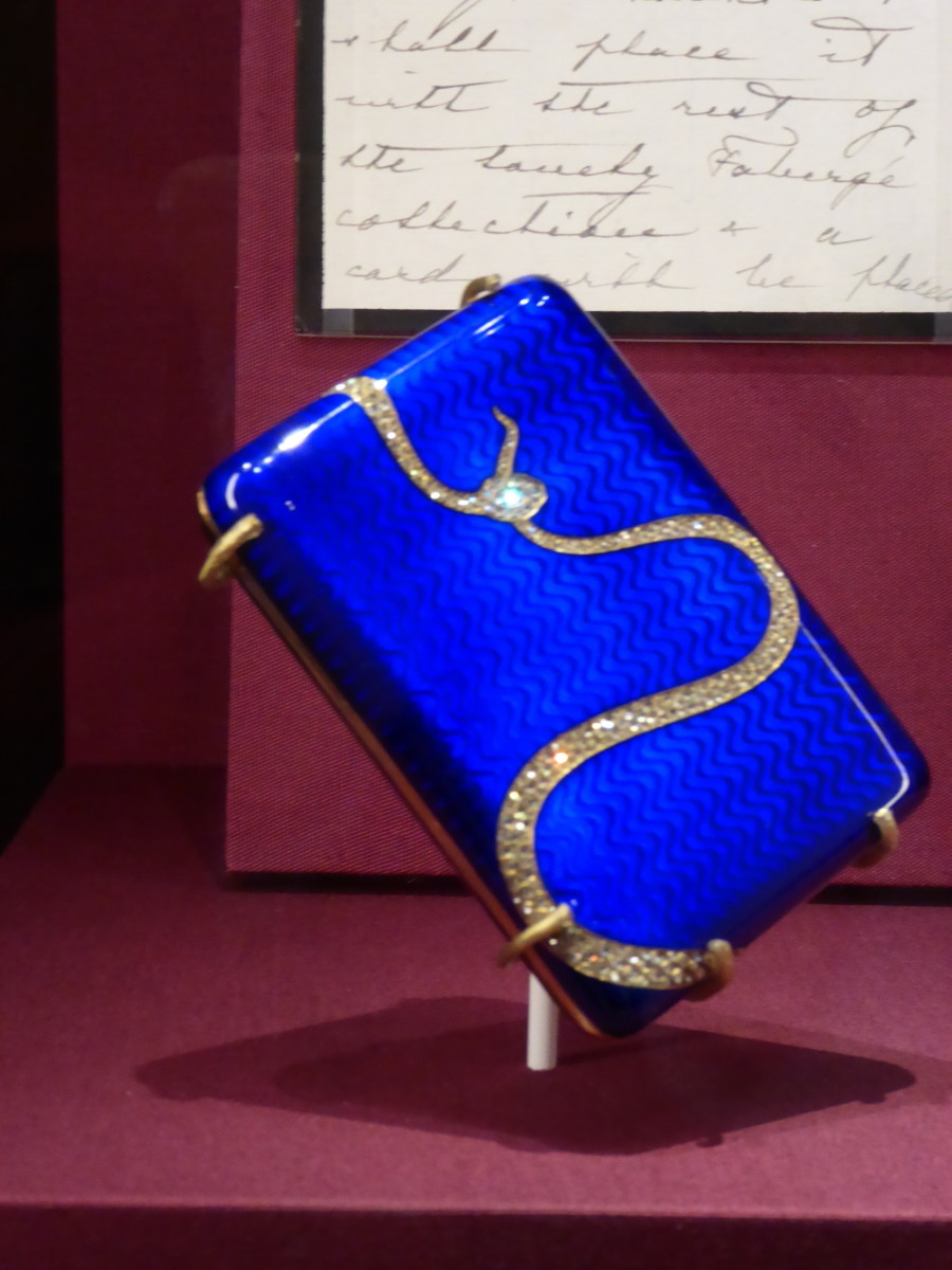 Cigarette case 1905. Lent by Her Majesty The Queen. Image by Frances Spiegel (2021) with permission from the V&A. All Rights Reserved.
