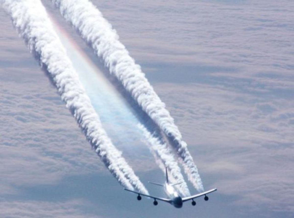 Just look at the massive amount of chemicals being sprayed out of the back of this aircraft and tell me how anyone could mistake this for contrails?