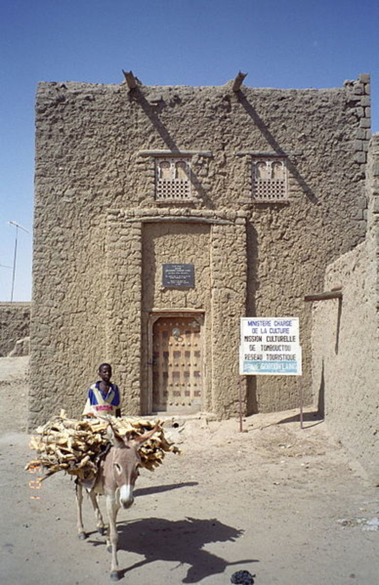 The Timbuktu house in which Laing stayed. A plaque over the door reads “To the memory of Major Alexander Gordon Laing 2nd West India Regiment.