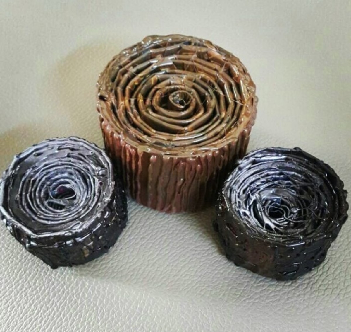 CANDLE HOLDERS. Spray can caps and Paper Quilling technique