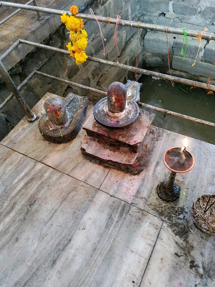 Shivalingams inside sanctum, Nagashankar temple