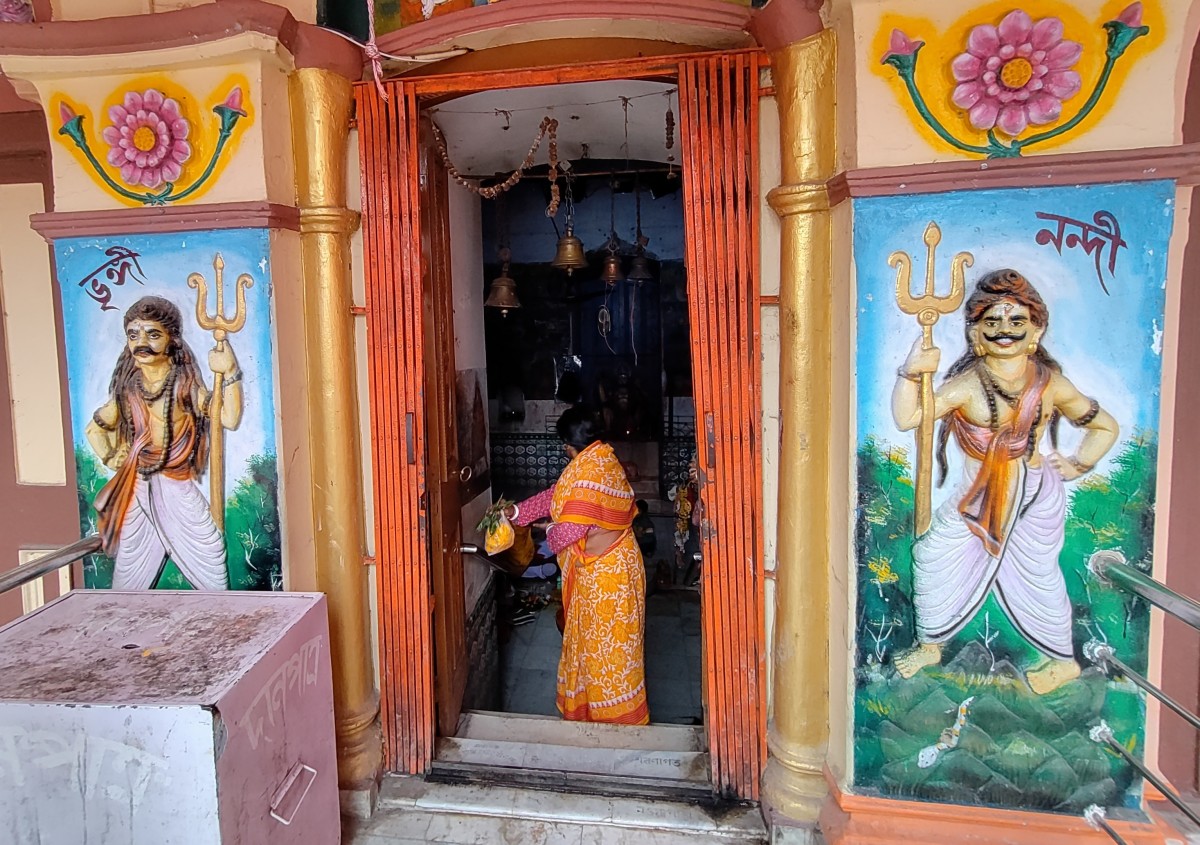 The entrance to the sanctum with murals of Bhringi and Nandi on either side