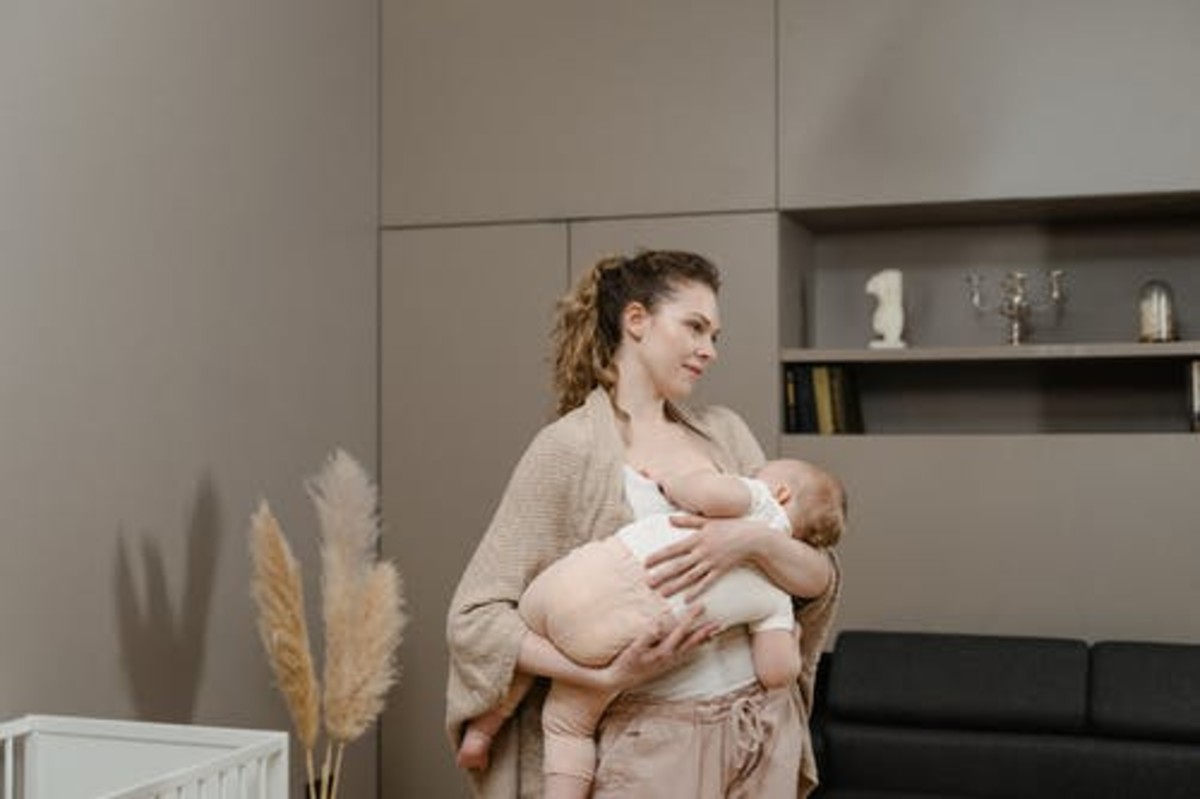 Breastfeeding Baby Healthy and Naturally