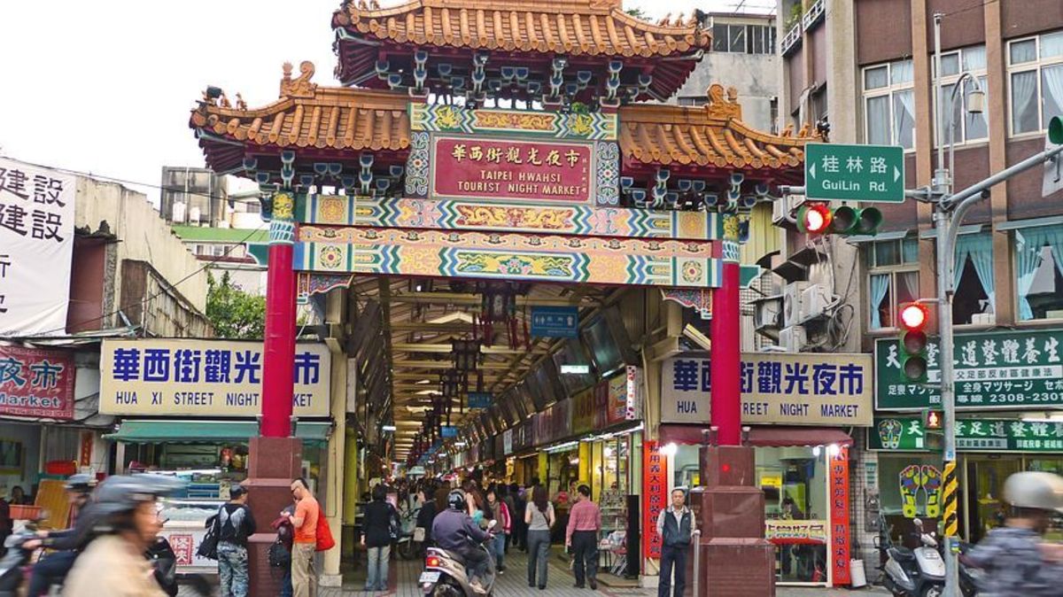 Entrance to Huaxi Jie Market in Taipei