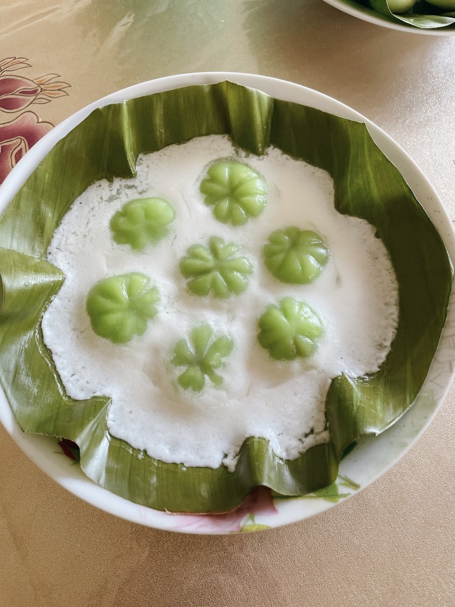 If you're feeling a little bit adventurous, add any food coloring to the flour mixture to get a different result. I added green food coloring for the second batch of kuih koci berendam. It looks lovely! 
