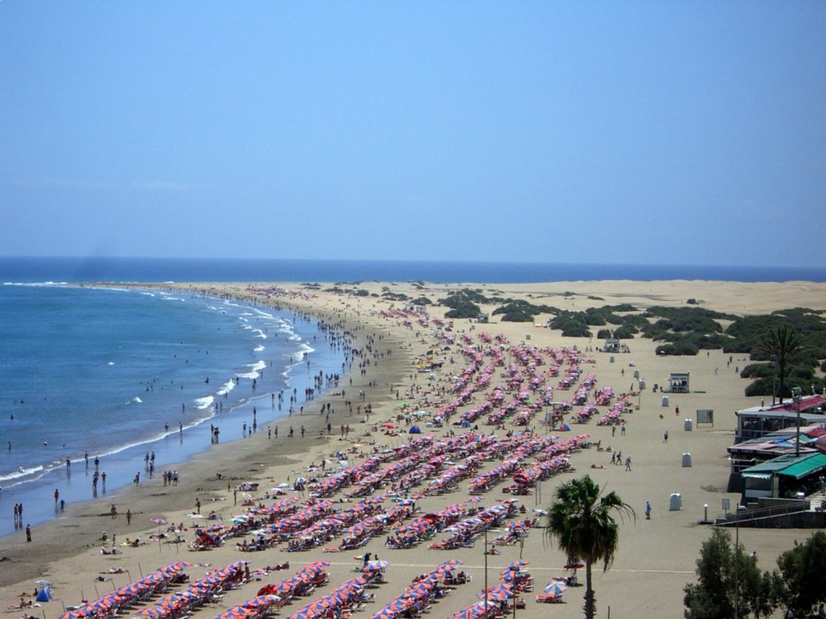 sun lovers flock to the golden sandy beaches of  Playa del Ingles all year round.