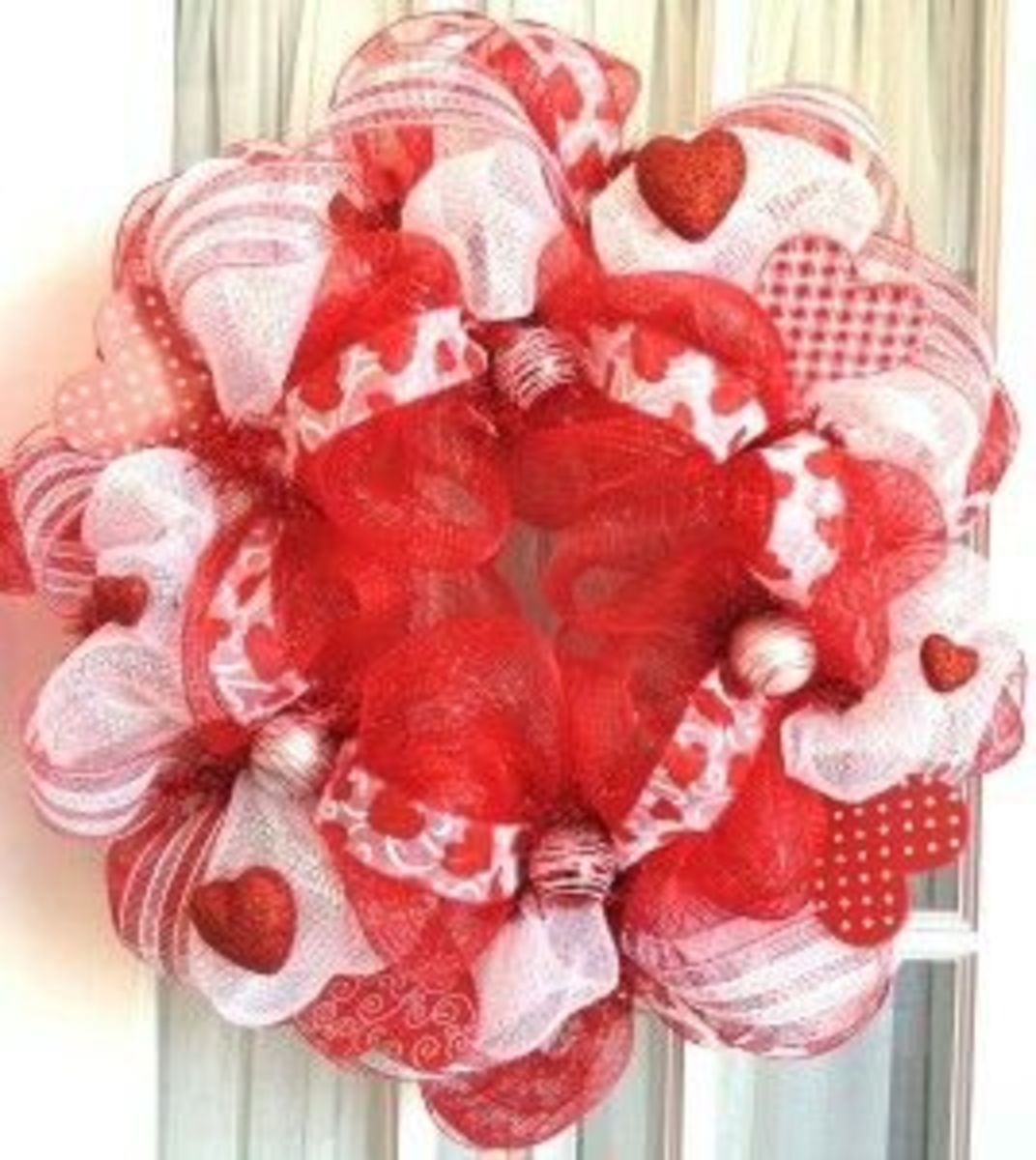 Airy Red and White Wreath