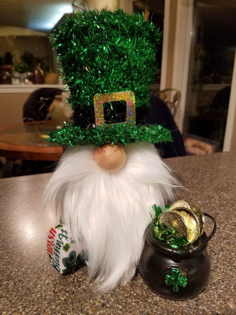 Leprechaun Gnome With Pot o' Gold