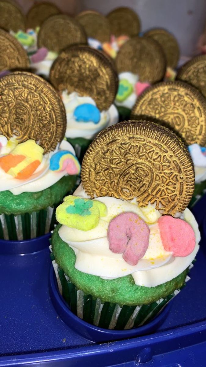 Gold Coin Cupcakes With Lucky Charms Marshmallows