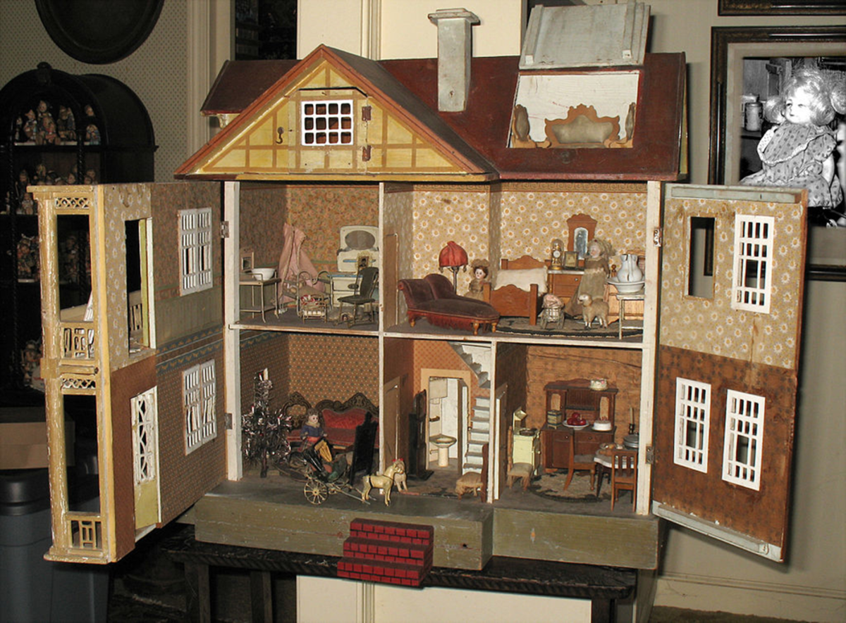 Antique English Dollhouse 