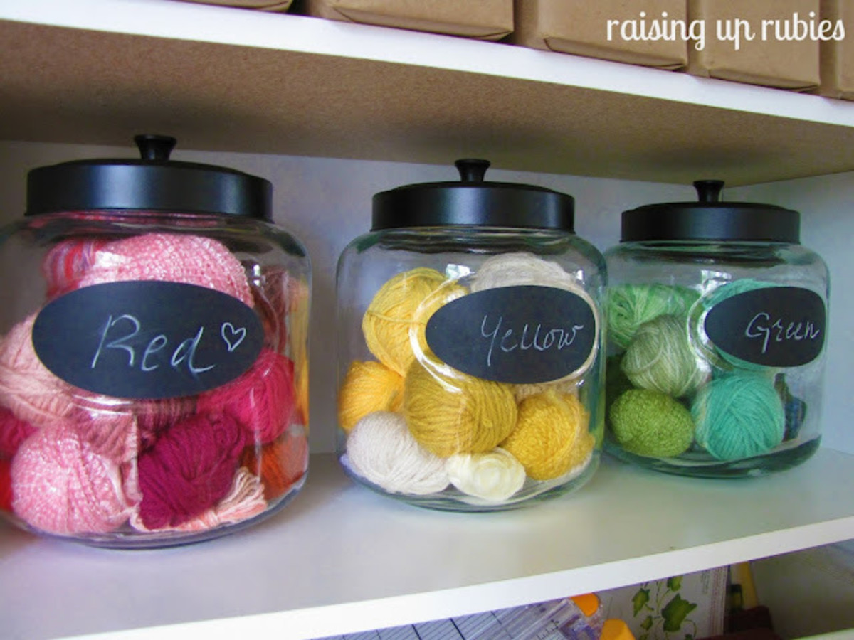 Use jars with chalkboard labels ti store small balls of yarn
