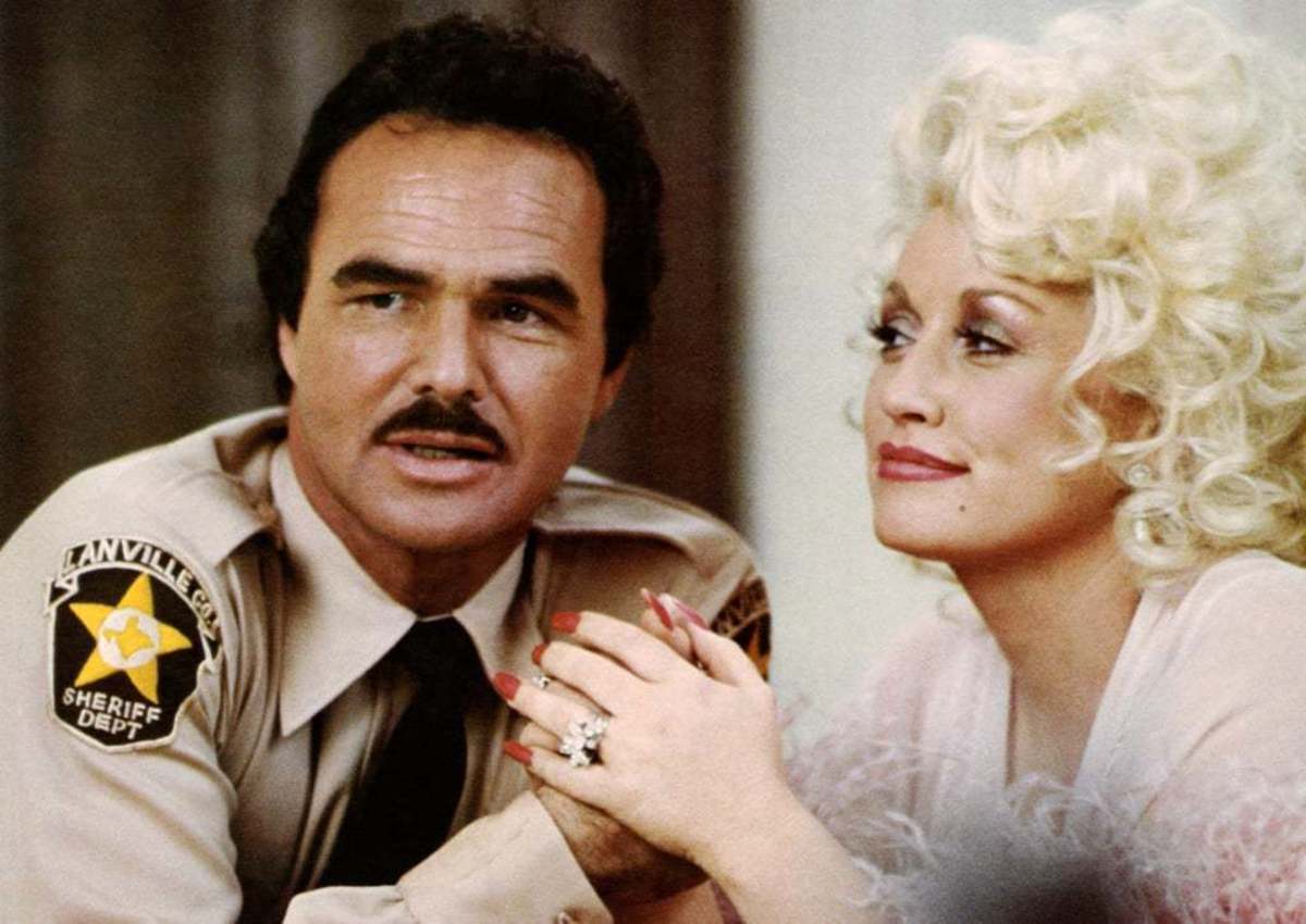 Sheriff Ed Earl Dodd (Burt Reynolds) and Miss Mona share a tender moment