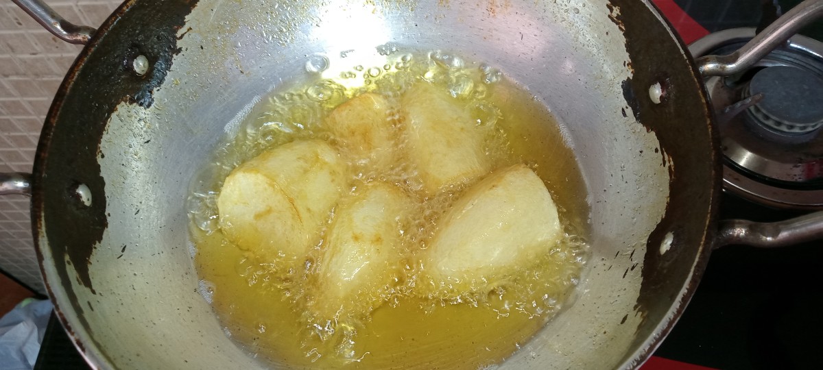 On the other hand, deep fry diced potatoes until golden brown.