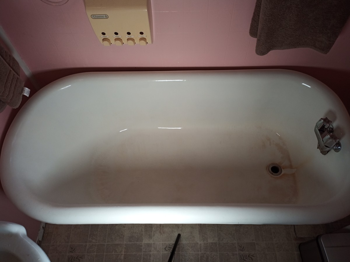 Although the photo does not adequately show it, the bathtub looked far cleaner after being scrubbed