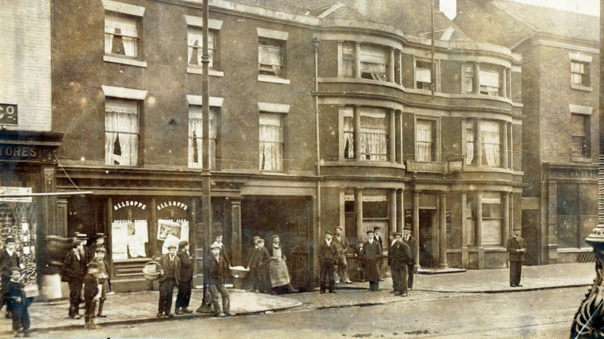 The Leopard Hotel in Burslem in 1903. You can see the coach entrance which lead to the stables. In the 1800s this was a busy coaching inn with stabling for over 50 horses.