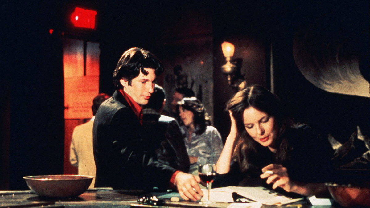 Tony (Richard Gere) tries to pick up Theresa (Diane Keaton) at the bar