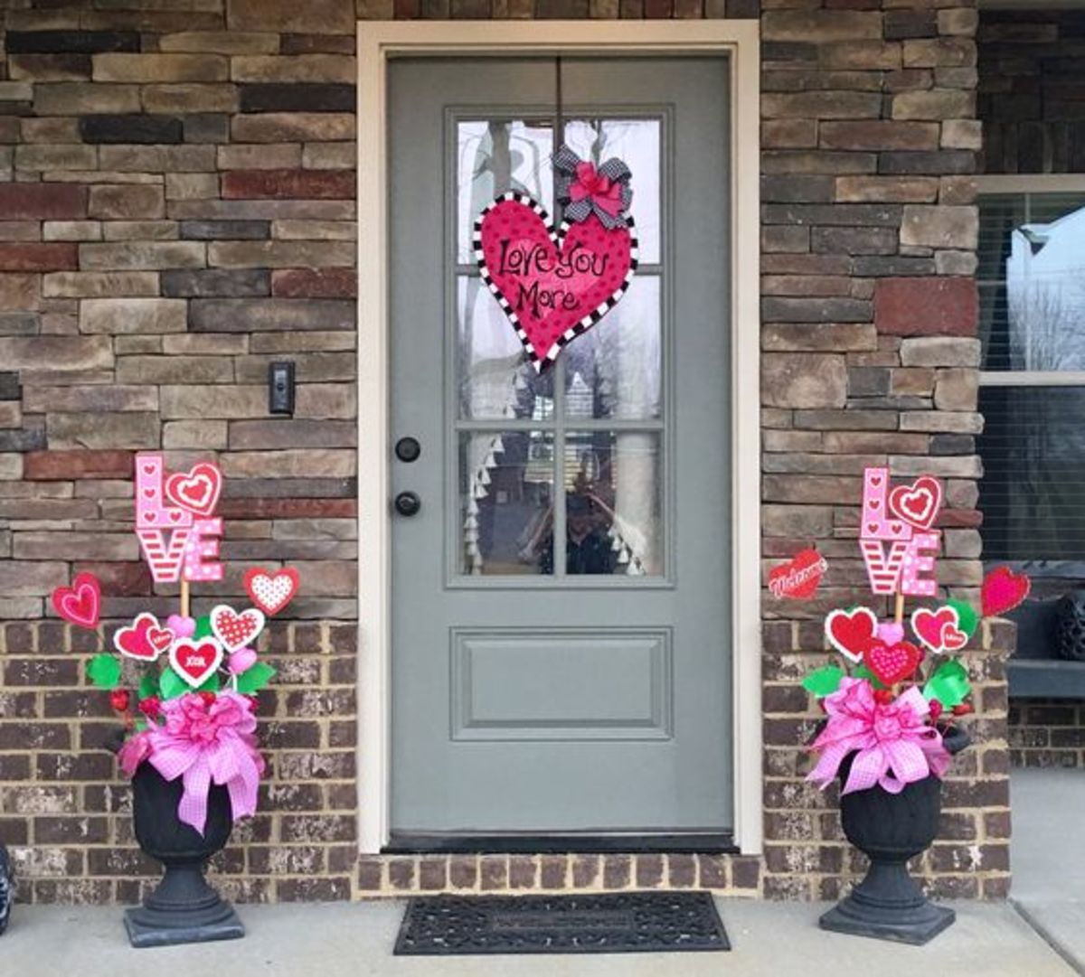 3 easy Valentine's Day outdoor decor ideas for your porch and window box!