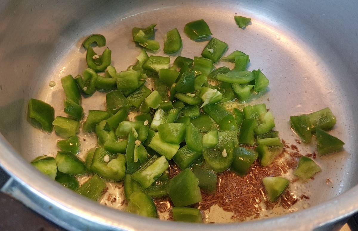 Add chopped caspicum, fry for a minute.