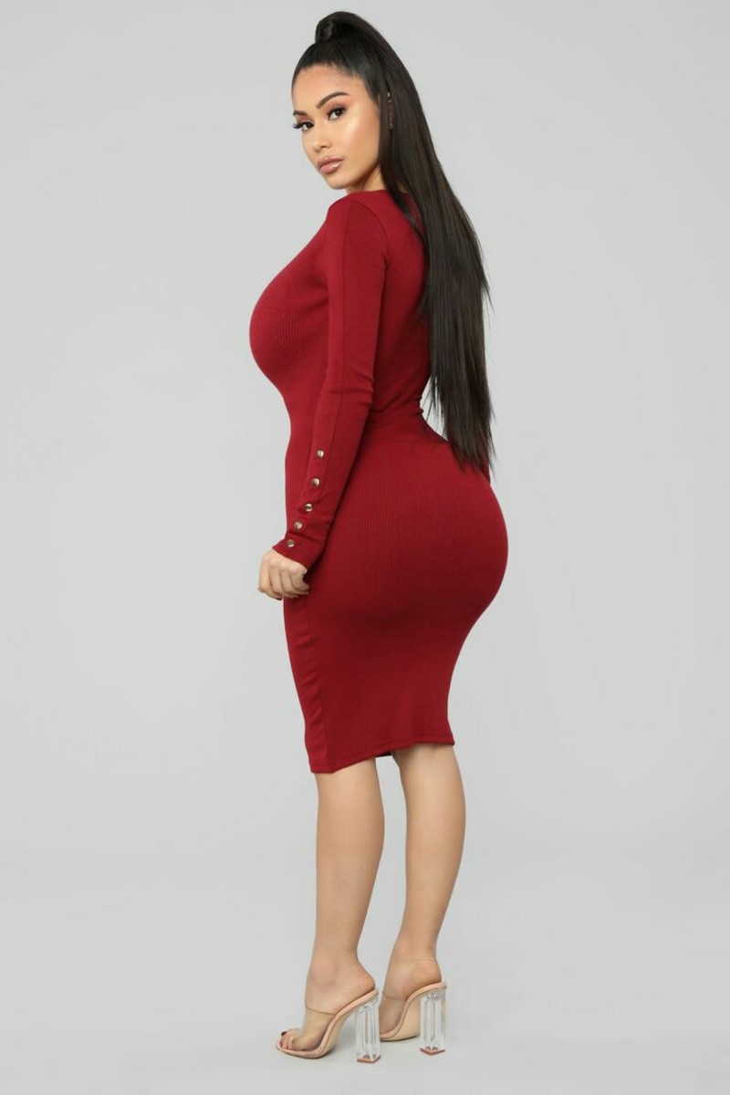 Be smart when hurry with red midi dress! 