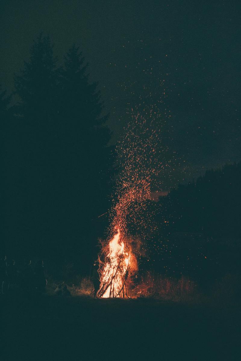 What to Wear to a Bonfire? Find Bonfire Outfit Ideas