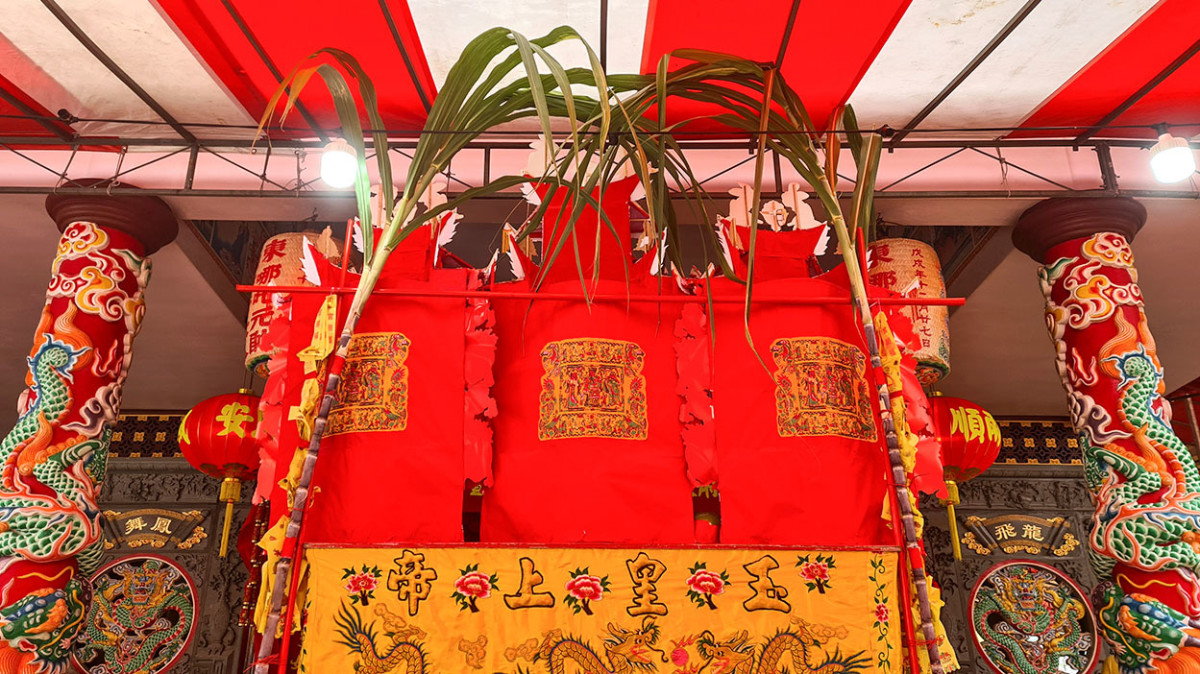 Rear of a “Hokkien” Tiangong altar, with two prominent stalks of sugar cane. Hokkien is the Chinese dialect name for Fujian. The characters 玉皇大帝 refers to the Jade Emperor.