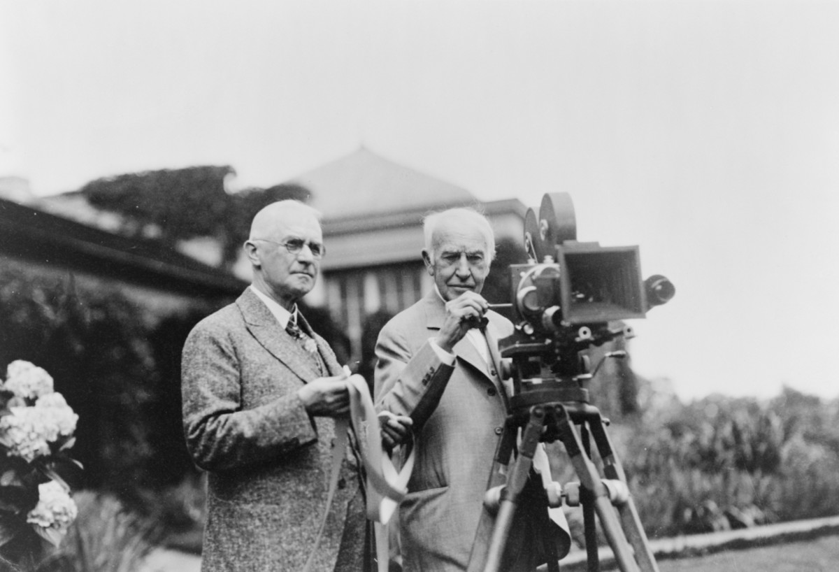 托马斯·爱迪生（Thomas Edison）是现代电影相机的经常有争议但正式认可的发明者，伊斯曼柯达摄影电影公司的乔治·伊斯曼（George Eastman）大约1928年。