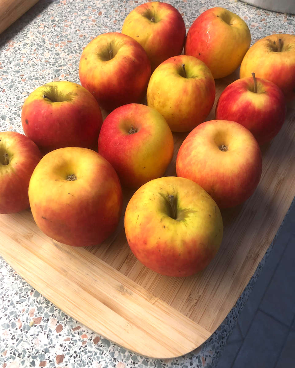 12 fresh apples