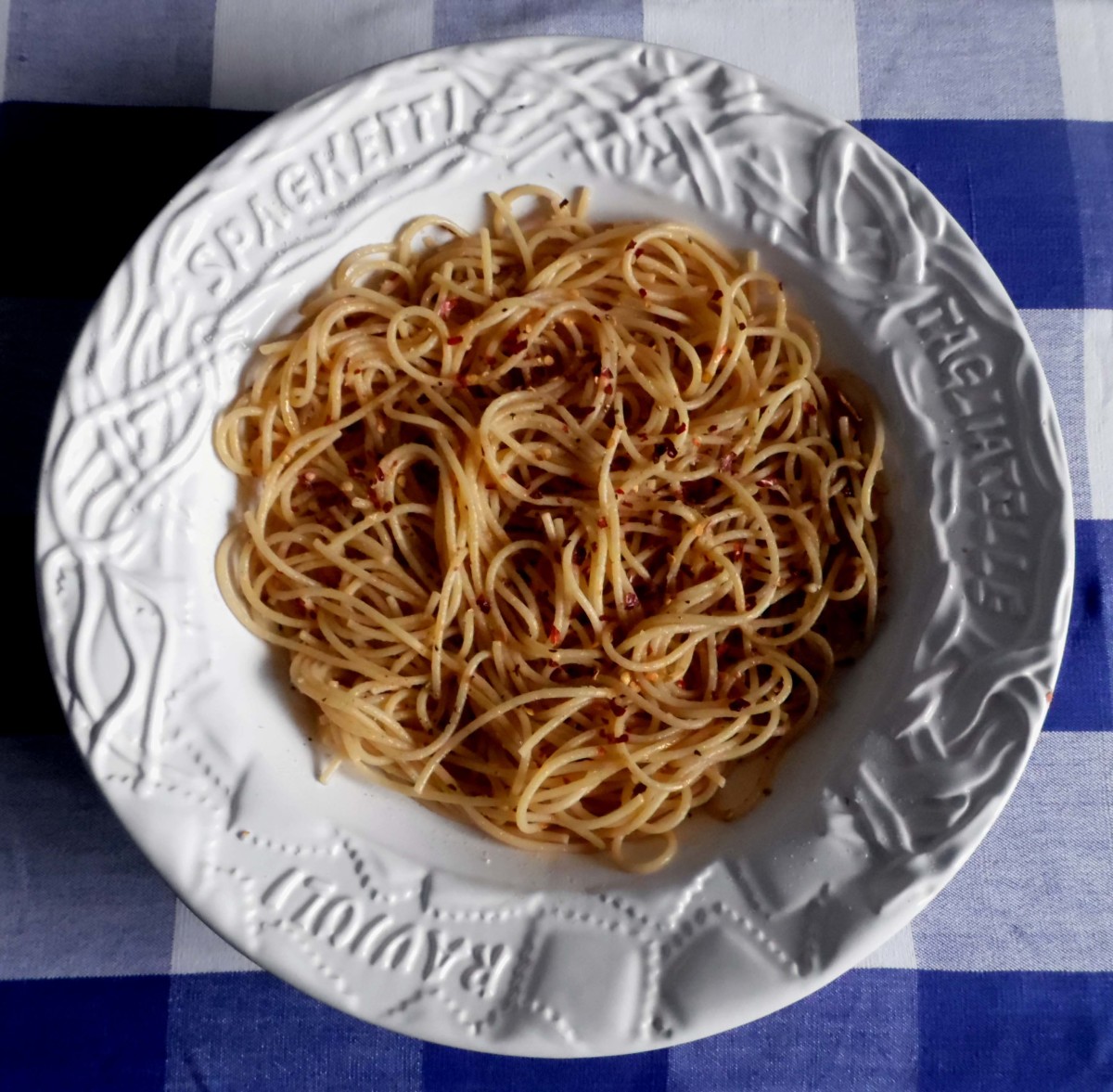 Spaghetti with oil, chilli and garlic: a simple yet classic sauce