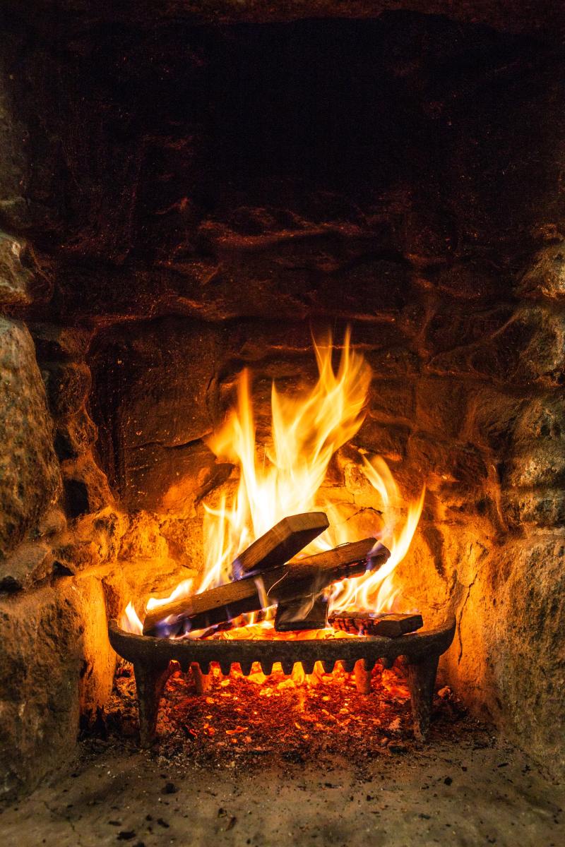 Choosing the right fireplace grate can feel daunting. Here are a few things to consider. 