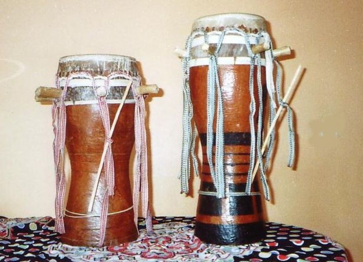 Sabar drums are loud and played with rapid roll rhythms cut short by pauses and energetic bursts of sound.