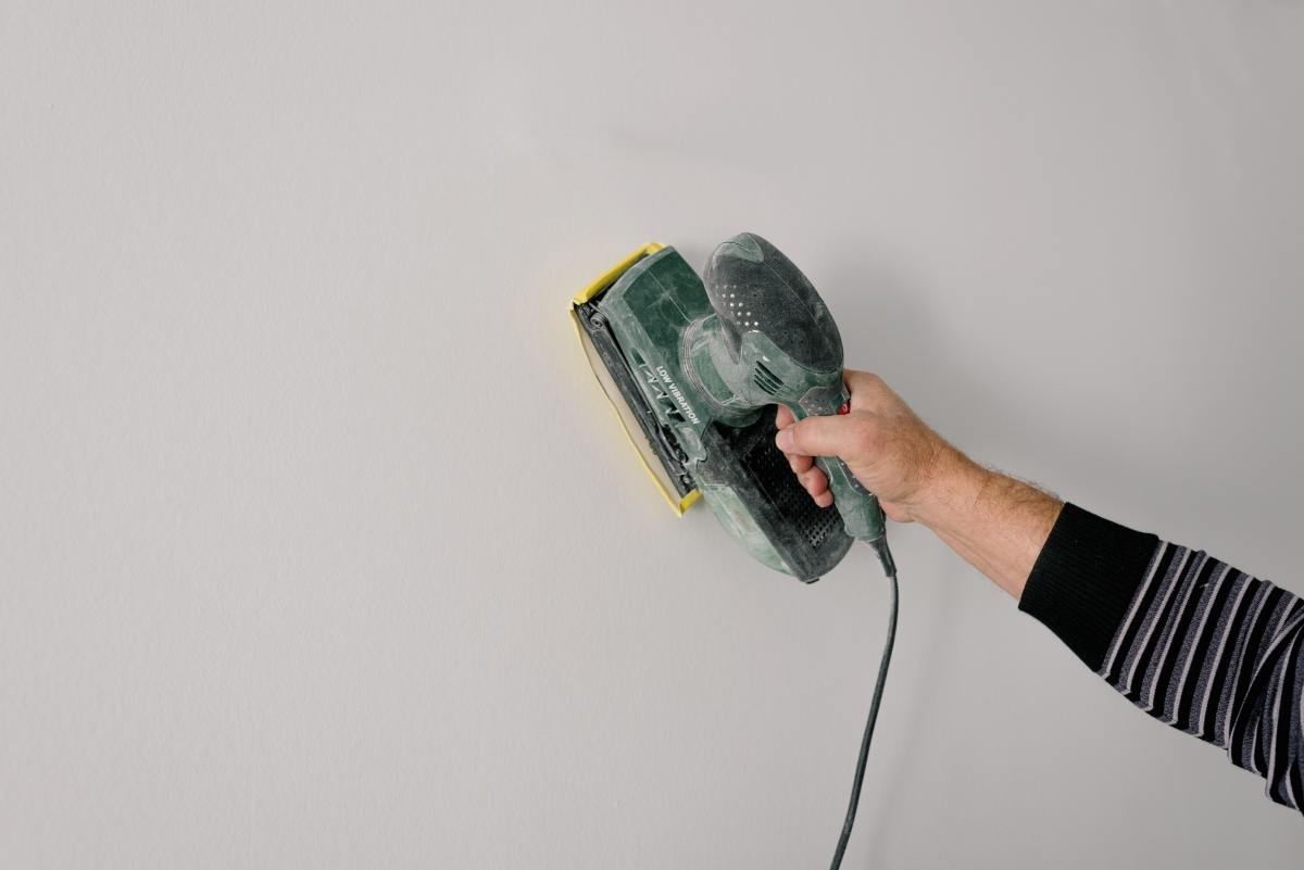 This guide will show you how to sand a ceiling without making a big mess.