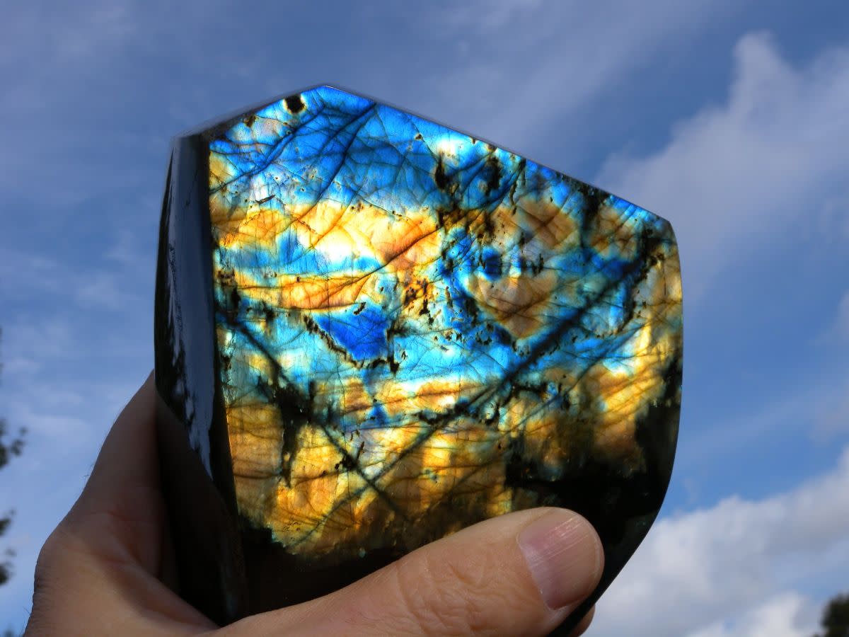 拉布拉多石是一种美丽的彩虹晶体。