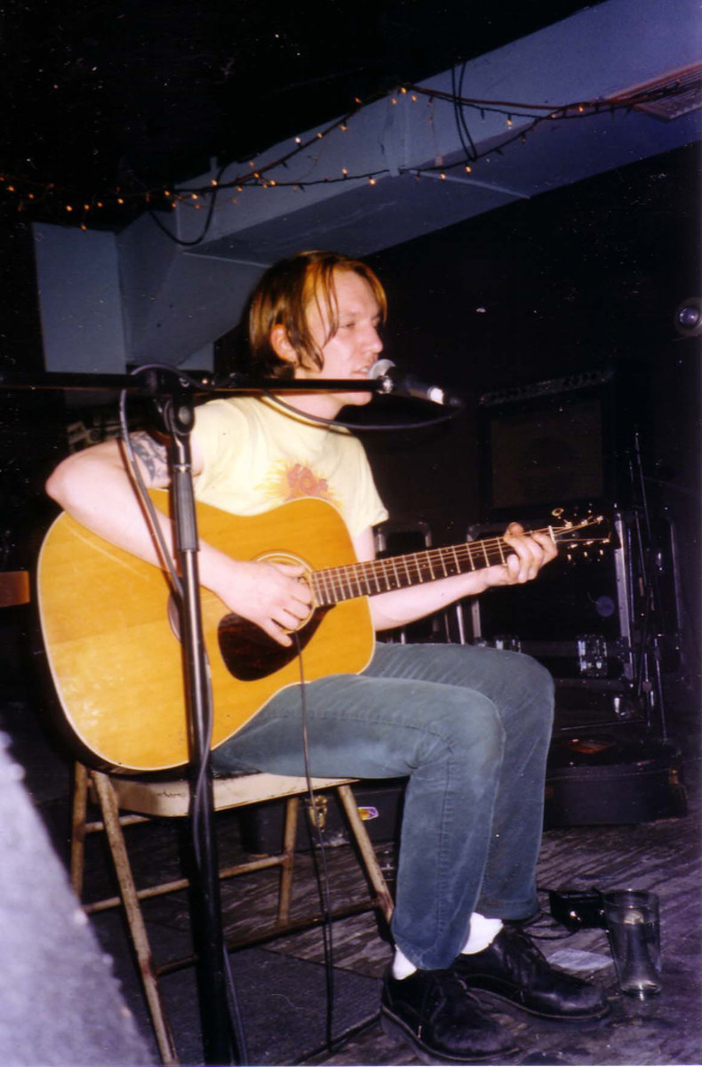 Smith performs at Brownies in New York City shortly after the release of Either/Or in April 1997.