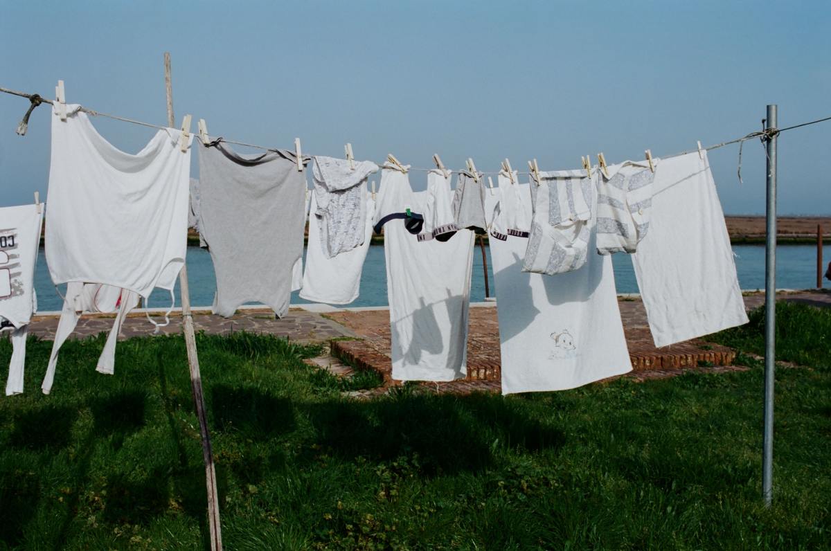 How to Wash Clothes: Make Whites White, and Colors Bright!