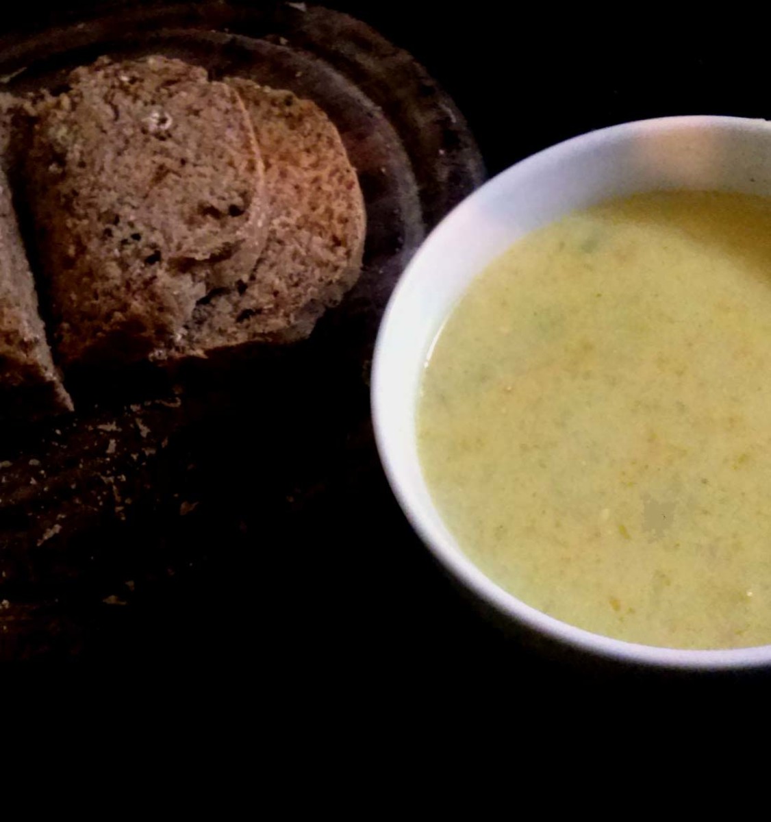 Creamy celery soup with home-baked multigrain bread