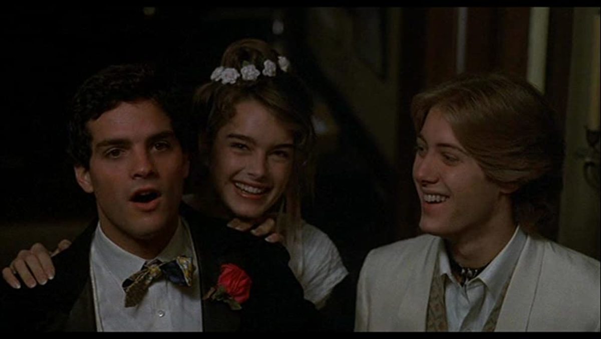 David (Martin Hewitt) enjoys the company of his girlfriend Jade's (Brooke Sheilds) family while having fun with her brother Keith (Jimmy Spader)