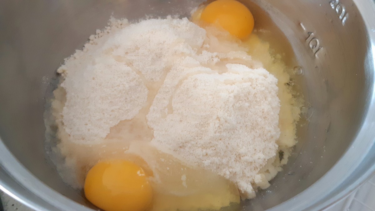 Pour in a bowl yellow cake mix and 2 whole eggs. 