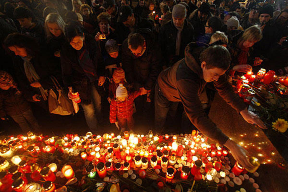 A MULTITUDE GATHERS IN PRAGUE TO HONOR THE LIFE OF VACLAV HAVEL (PHOTOGRAPH BY PETR DAVID JOSEK, AP)