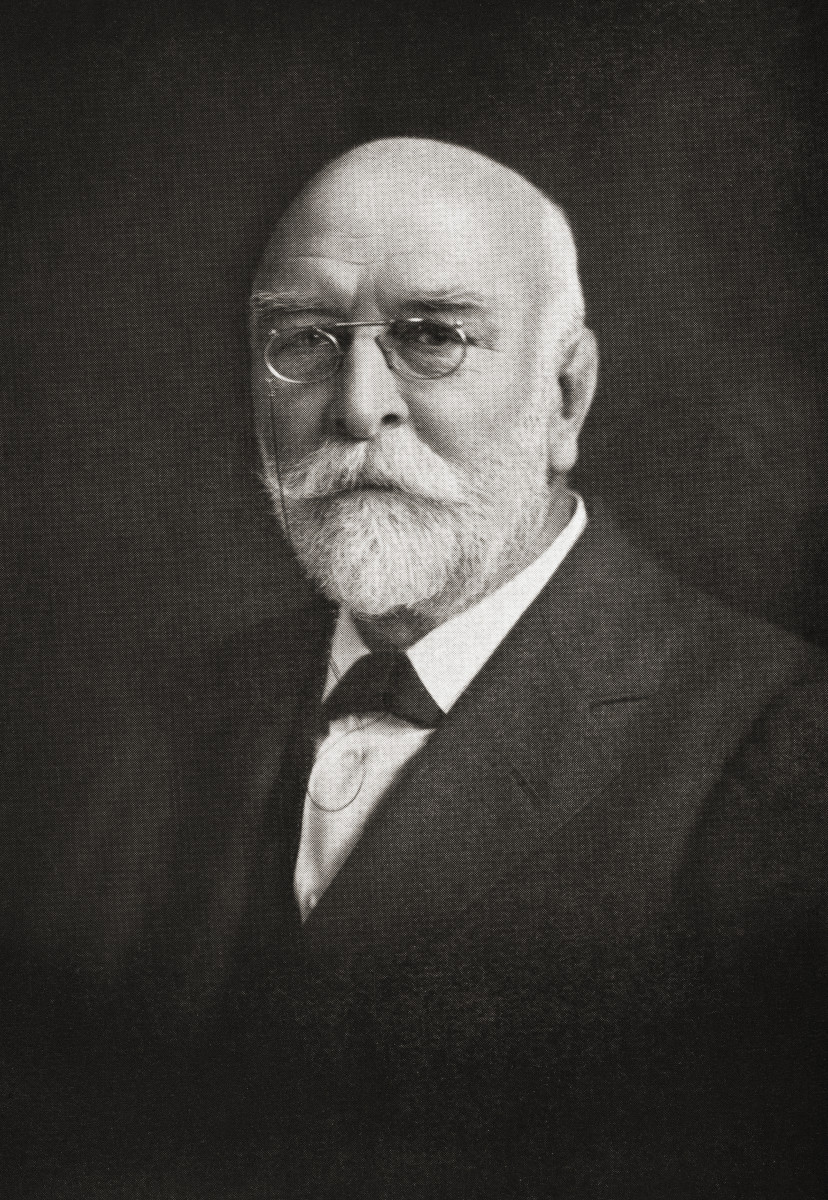 Arthur Smith Woodward was the curator of geology at the Natural History Museum in London when he was approached by Dawson to "create history'