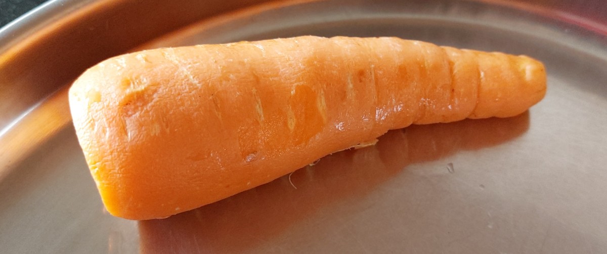 Wash and chop off the ends of the carrot.