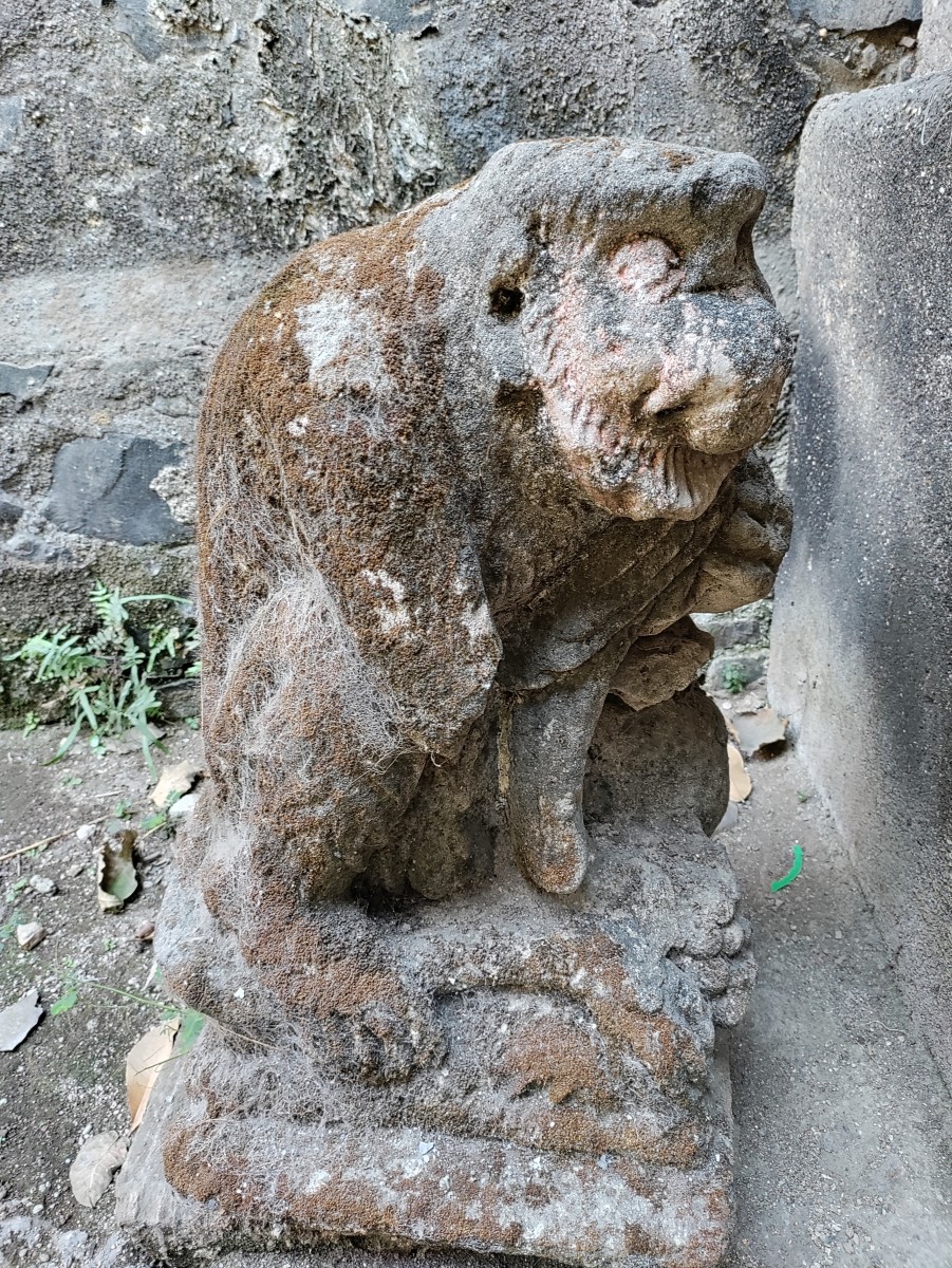 The stone monkey with a parrot in hand