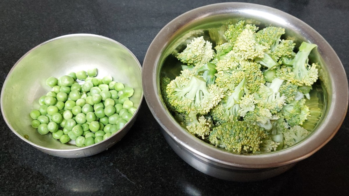Keep green peas and broccoli ready.